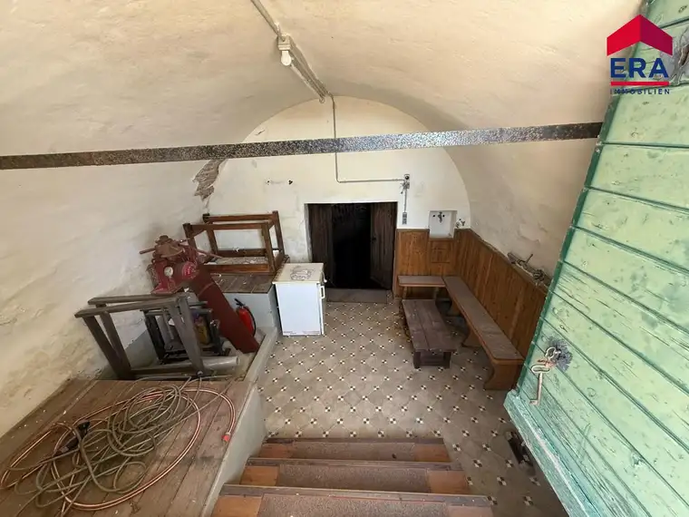Schrattenberg - Verzaubernde Weinkeller mit atemberaubender Fernsicht und zusätzlichem Grundstück