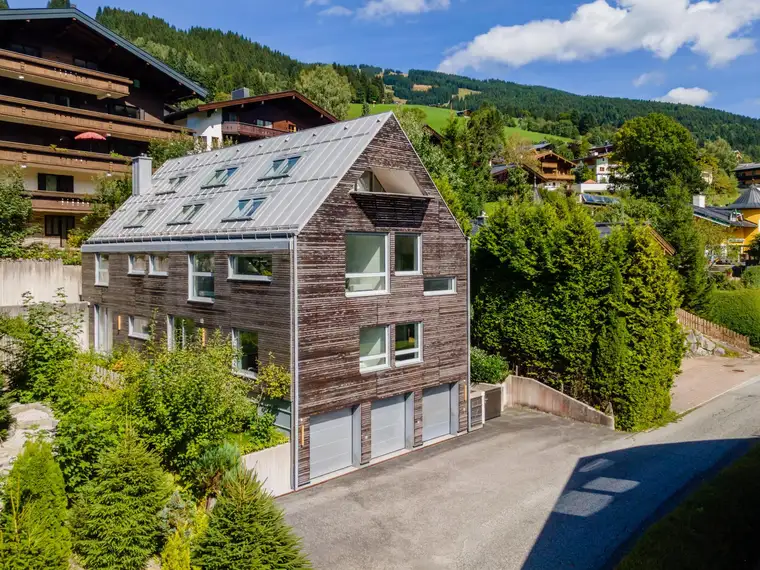 Extravagantes Wohnhaus mit vier Einheiten in Toplage