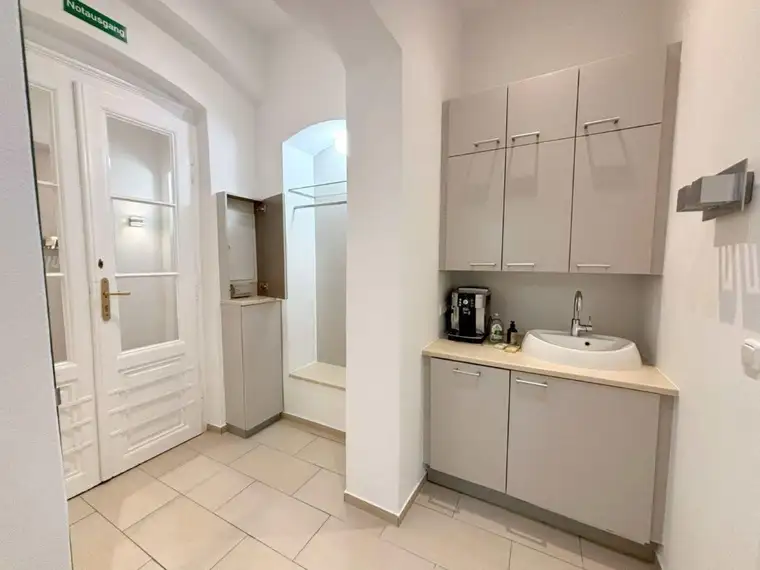 Provisionsfrei für den Mieter! Klimatisiertes 70m² EG-Büro, 60m² Hof-Terrasse!