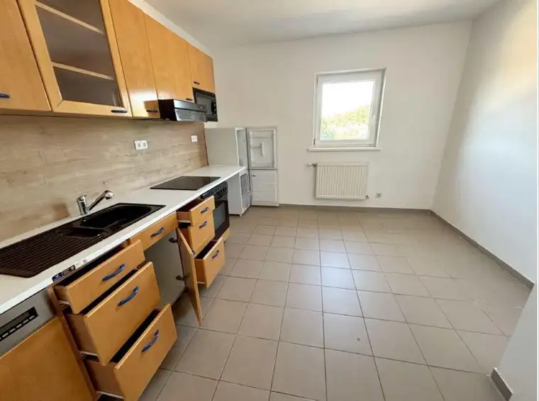 Dachgeschoss - Zwei Zimmerwohnung mit Essküche!
