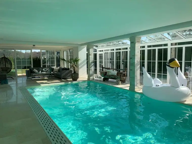 Moderne Villa mit Pool und Weinkeller im Golfclub Fontana