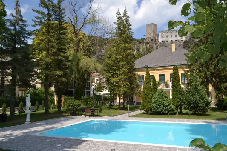 GESCHICHTSTRÄCHTIGES SCHLÖSSCHEN AUS DEM HISTORISMUS MIT PARKANLAGE UND OUTDOOR-POOL