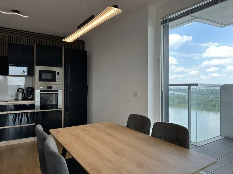 Wohnen am Wasser: Moderne Wohnung mit Donaublick im Marina Tower