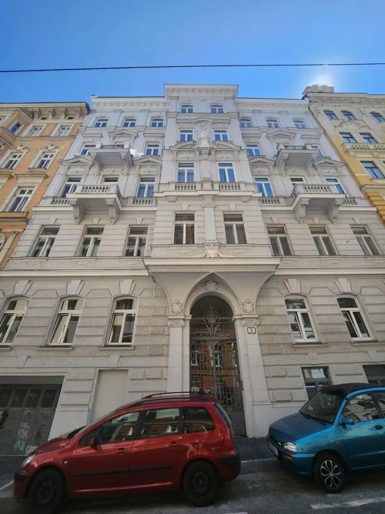 Getreidemarkt- Representative klimatisierte Altbauwohnung mit Balkon in der Theobaldgasse