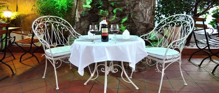 TOP-LAGE! Vollausgestattetes Restaurant mit großem Gastgarten – Geringe Ablöse!