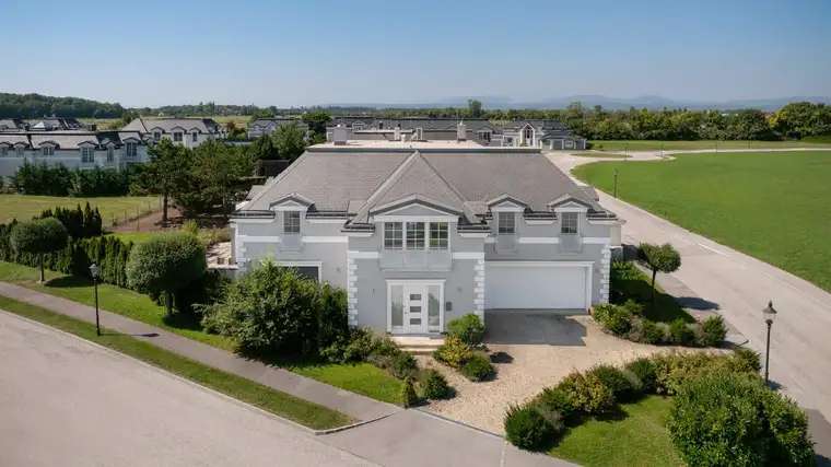 VILLA mit Innenpool und Weinkeller im Golfclub Fontana