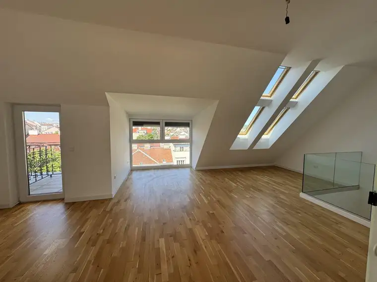 Traumhafte Dachgeschosswohnung mit Skylineblick &amp; zwei Außenflächen