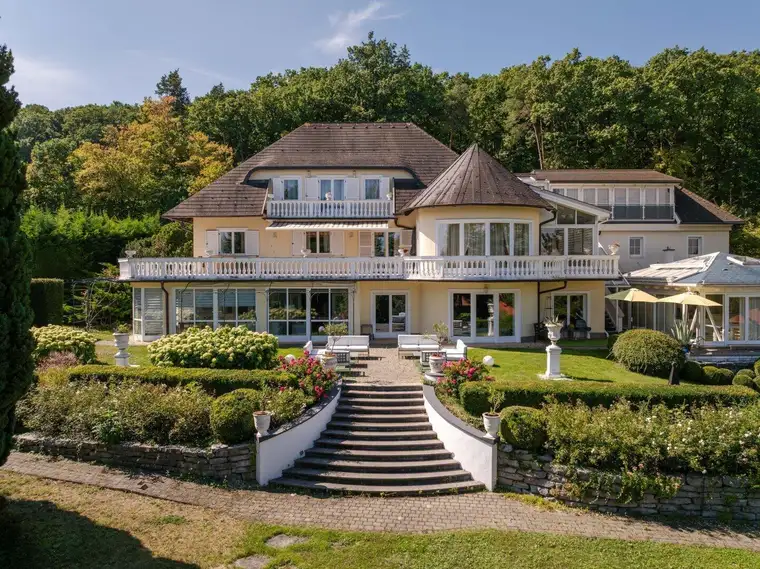 Luxusvilla mit Indoorpool, Wellnessbereich, 3.766 m² Grundstück &amp; 5 Garagen | Bad Sauerbrunn