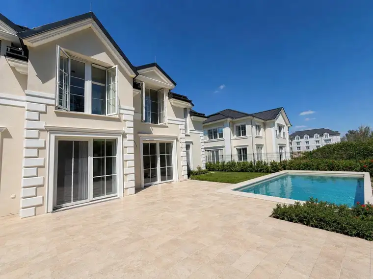 AQUALINA! ERSTBEZUG! Villa mit 5 SZ. mit Garten und Pool!