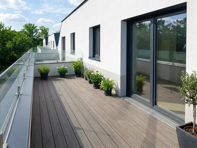 SCHLÜSSELFERTIGE DOPPELHAUSHÄLFTE MIT GARTEN, TERRASSEN &amp; 2 CARPORT-STELLPLÄTZEN