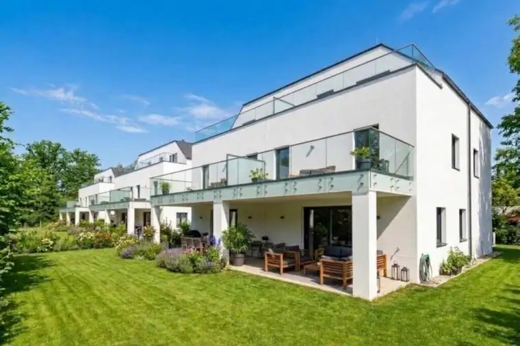 AKTION BIS 31.12.2026 – PROVISIONSFREI FÜR KÄUFER! SCHLÜSSELFERTIGE DOPPELHAUSHÄLFTE MIT GARTEN &amp; DACHTERRASSE