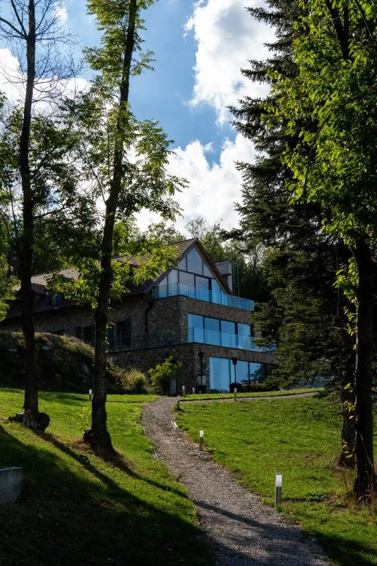 !!! CHALET SISI – AUTARKES LUXUSREFUGIUM INMITTEN DER NATUR DES WIENERWALDES !!!