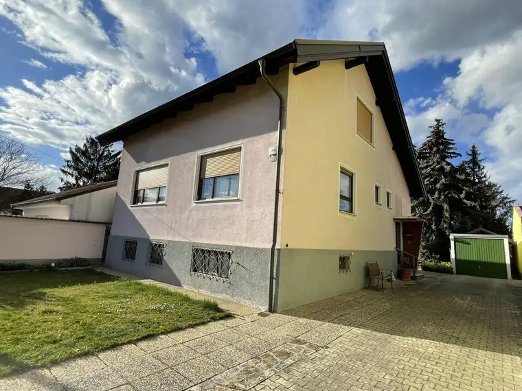 SCHÖNES EINFAMILIEN-HAUS IN RUHELAGE MIT GROSSEM GARTEN - ALTBAUM-BESTAND!