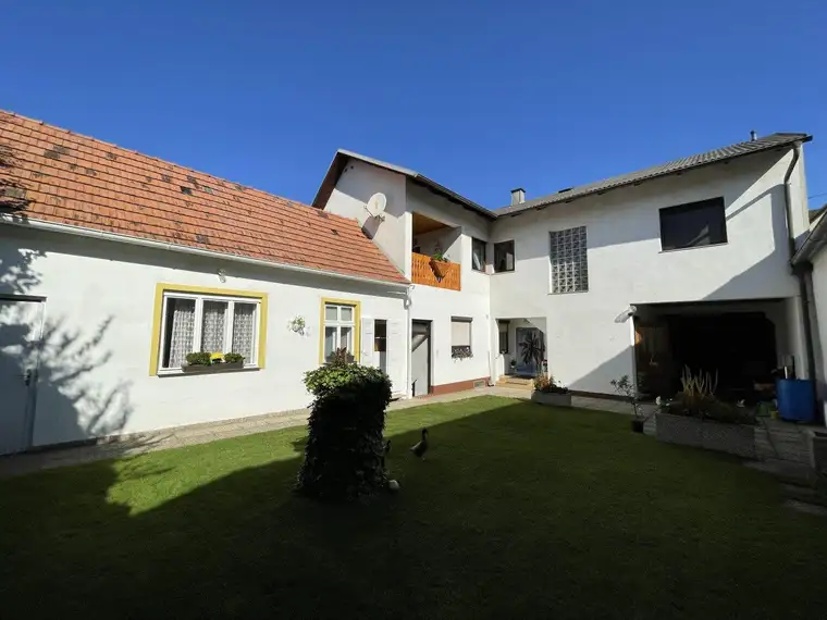 WOHHAUS MIT 2 WOHN-EINHEITEN MIT NEBENGEBÄUDE IN RUHELAGE!