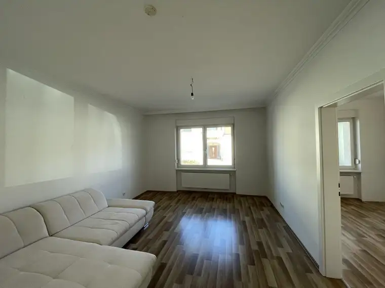 NEU SANIERTE 2,5-ZIMMER-WOHNUNG IN WEIDEN AM SEE - VORGARTEN - RUHELAGE!
