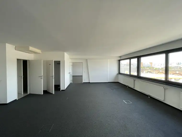 MODERNES UND HELLES 121 m²-BÜRO -- GARAGE -- U6-NÄHE!
