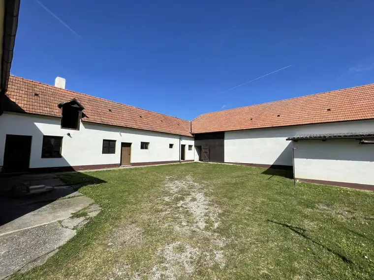 EHEMALIGES GEHÖFT MIT GROSSEM GARTEN, SCHEUNE UND NEBENGEBÄUDEN!