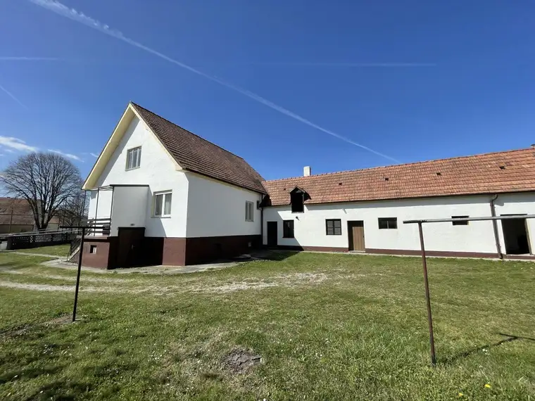 EHEMALIGES GEHÖFT MIT GROSSEM GARTEN, SCHEUNE UND NEBENGEBÄUDEN/GARAGEN!