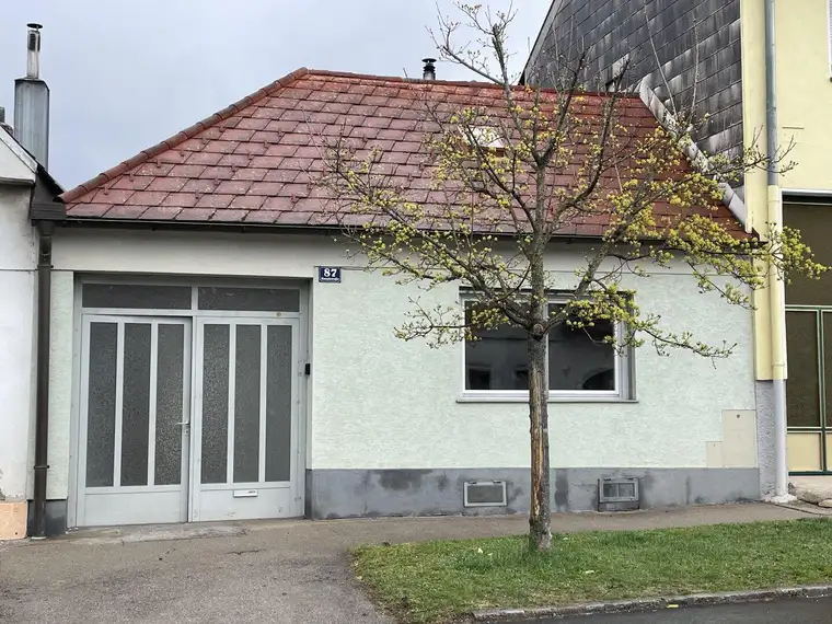 GEPFLEGTES EINFAMILIEN-HAUS MIT GROSSER GARAGE/HALLE!
