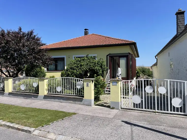 TOP-GEPFLEGTES EINFAMILIEN-HAUS MIT BEZAUBERNDEM ZIERGARTEN - GARAGE/WERKSTATT - ROHDACHBODEN - SAUNA