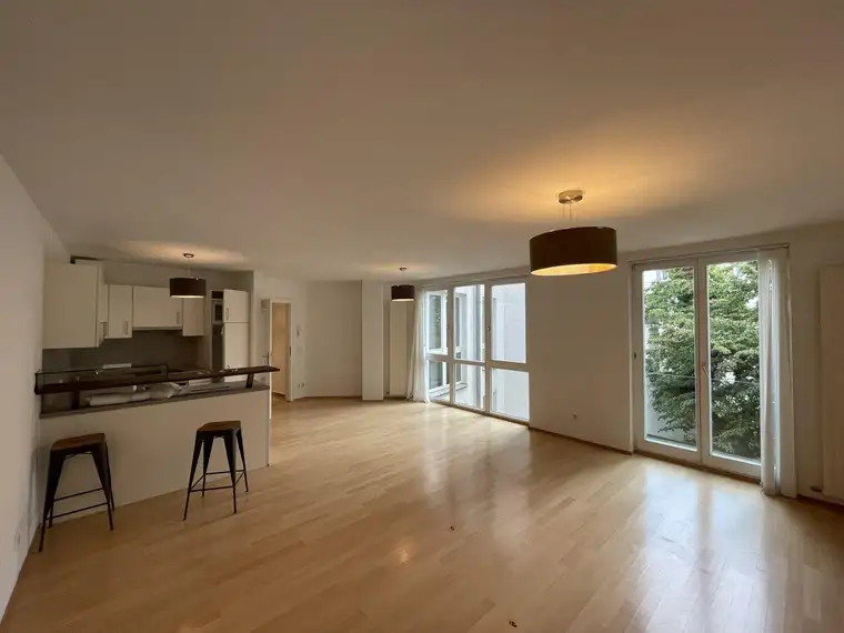 MODERNE 2-ZIMMER-WOHNUNG BEIM SCHWARZENBERGPLATZ -- ALLGEMEINE DACHTERRASSE MIT PANORAMABLICK!