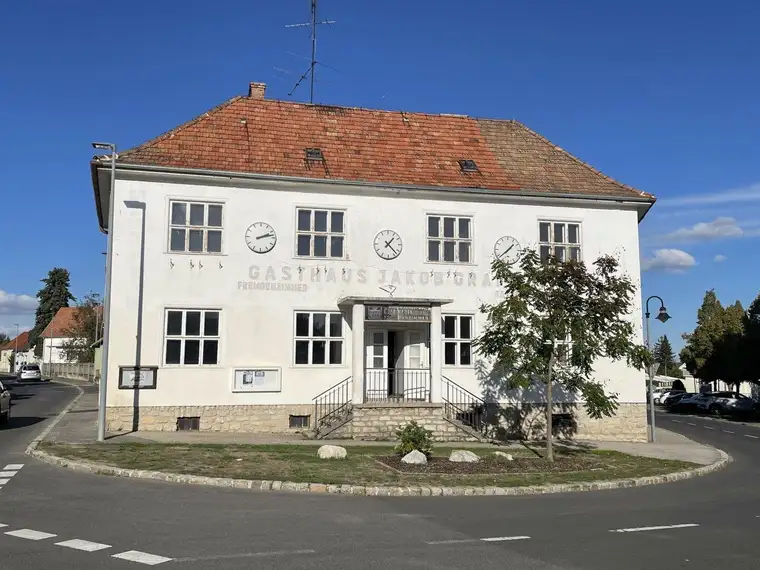 EINDRUCKSVOLLES GEBÄUDE IM ZENTRUM VON SCHATTENDORF -- EHEM. GASTHOF MIT GASTSTUBE/FESTSAAL/BÜHNE/TERRASSE UND ZIMMERN!