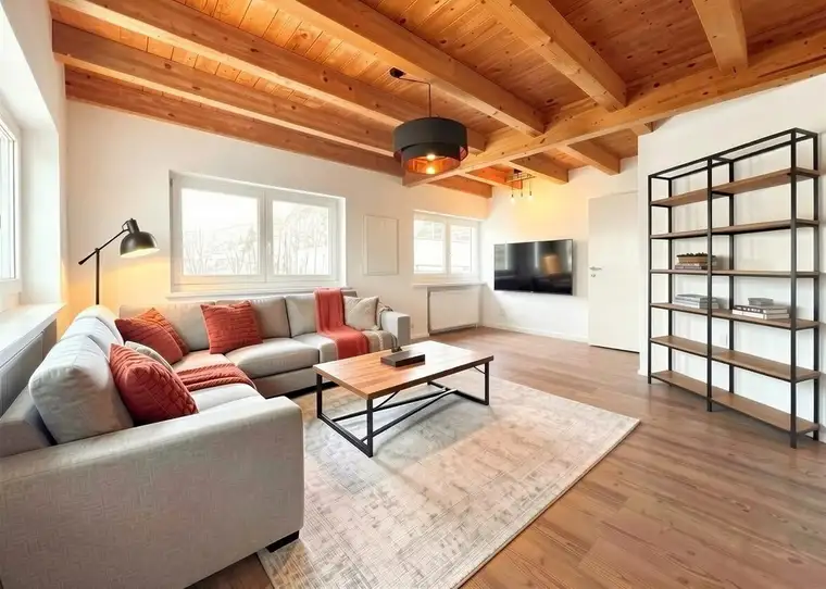 Großzügige, modernisierte 4-Zimmerwohnung mit zwei Garagen
