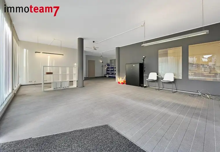 Perfekte Präsentation: Großzügige Geschäftsfläche mit repräsentativem Schaufenster