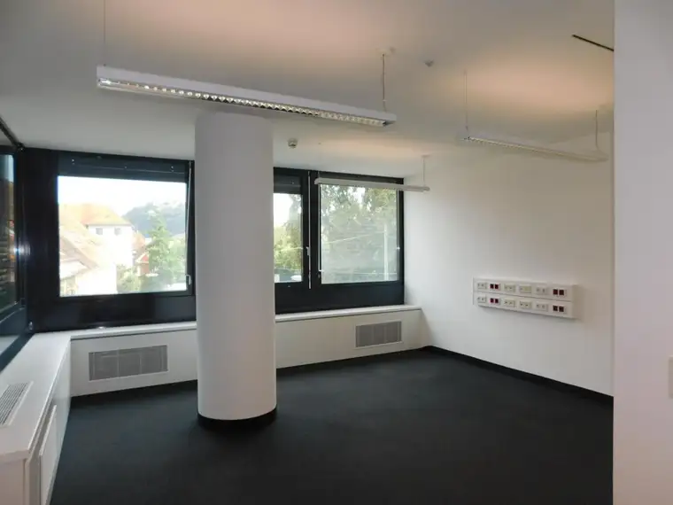 Zentrales Büro mit 25 Räumen