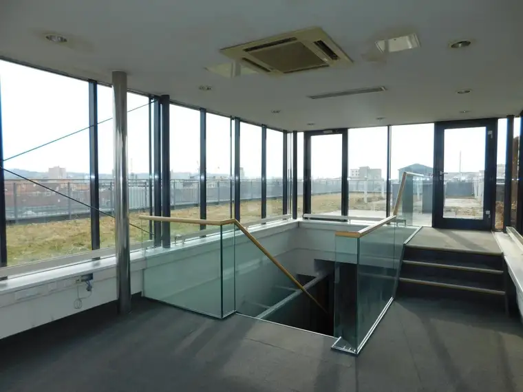 Zentrales 11-Zimmer-Büro mit großer Dachterrasse