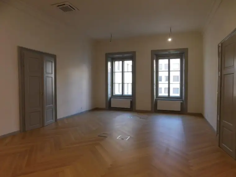 Zentrum: sehr schön saniertes Büro im Palais
