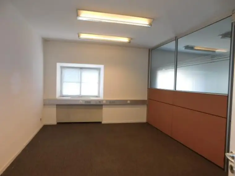 Zentrum: helles Büro am Eisernen Tor