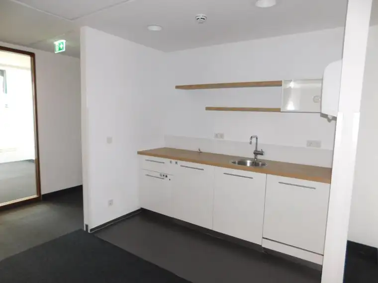Zentrales Büro mit 9 hellen Räumen
