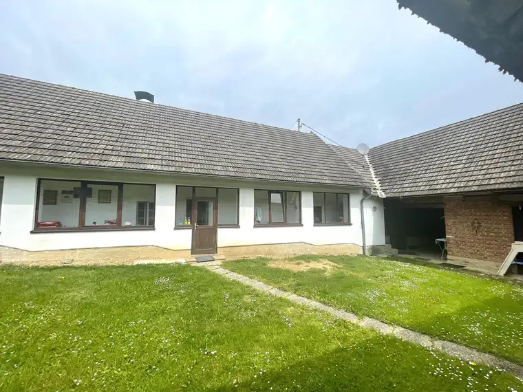 Rustikaler Dreikanthof mit Entwicklungspotenzial in ruhiger Lage
