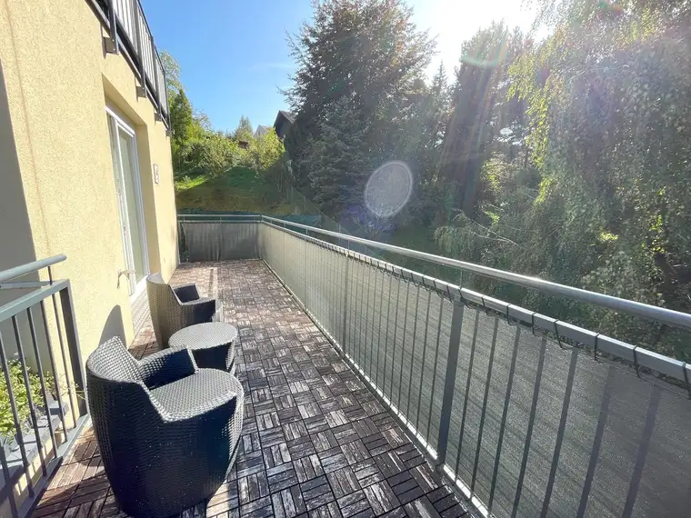 Lichtdurchflutete Wohnung mit Balkon in ruhiger Lage