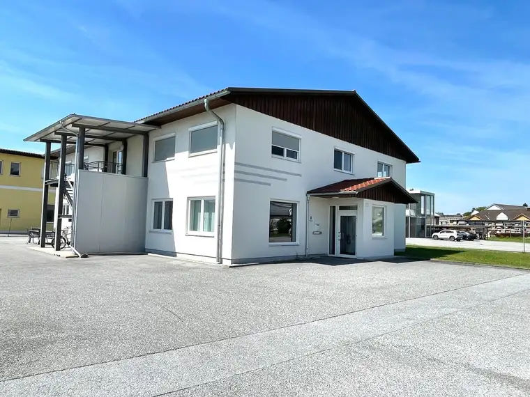 Moderne, barrierefreie Werkstätte/ Produktionsstätte mit Büroflächen