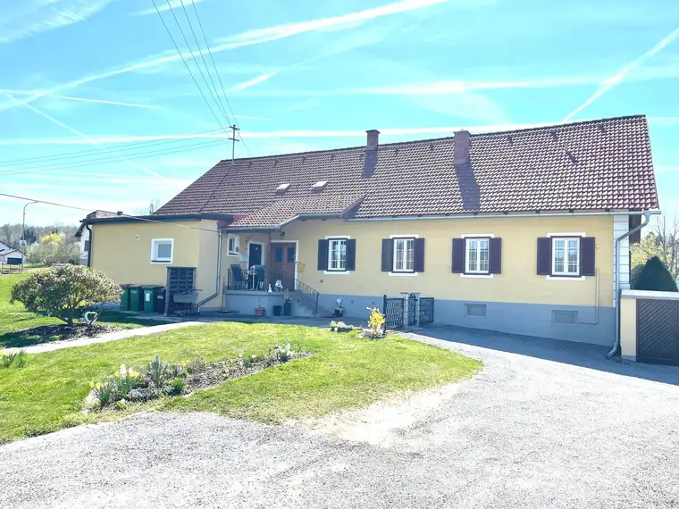 Charmante Liegenschaft mit großzügigem Hof und Garten