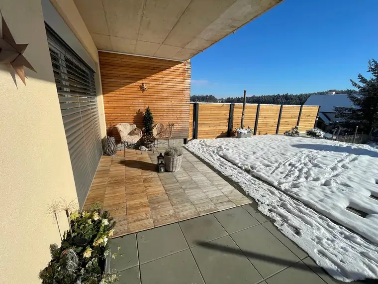 Eckreihenhaus mit Balkon, überdachter Terrasse und Garten