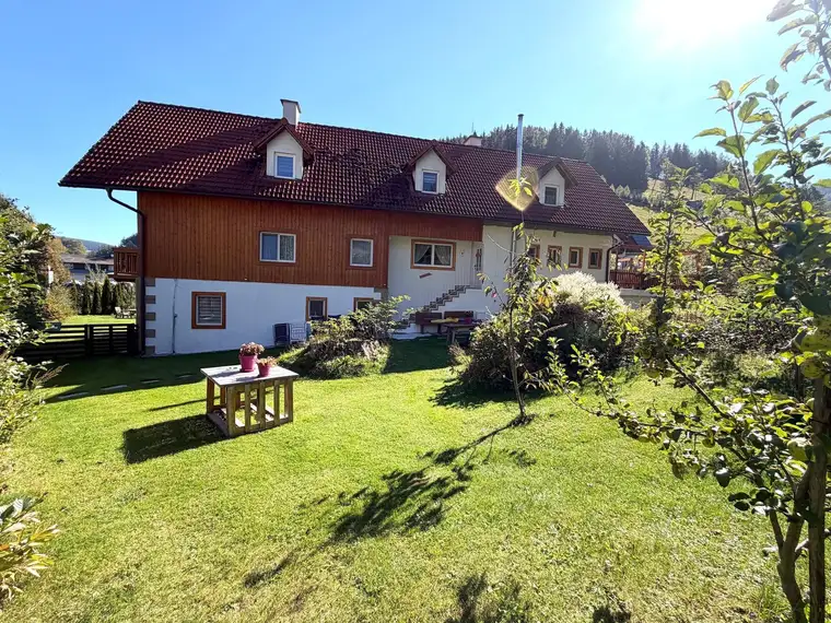 Ein/Mehrfamilienhaus mit traumhaftem Garten und viel Platz zum Wohlfühlen
