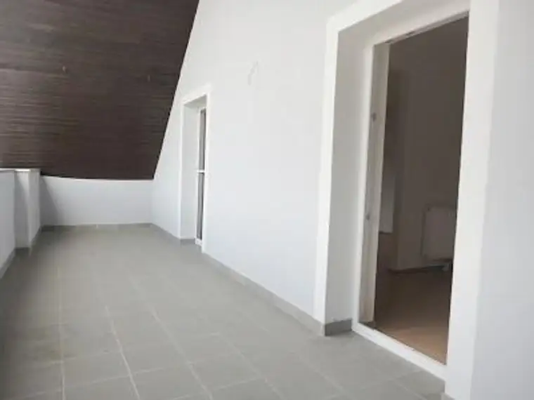 Großzügige 3-Zimmer-Wohnung mit Loggia – hell und stadtnah