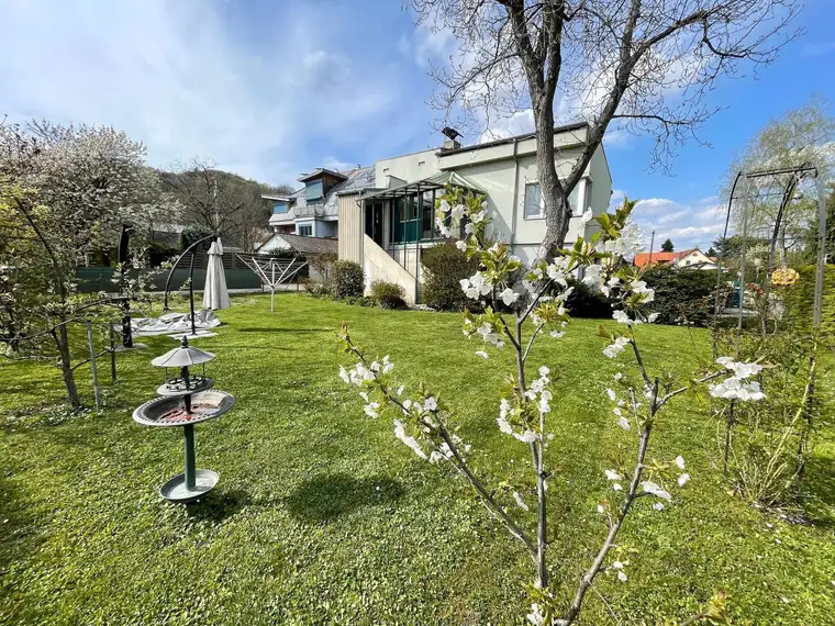 Entzückendes Einfamilienhaus mit Wintergarten und Grünfläche