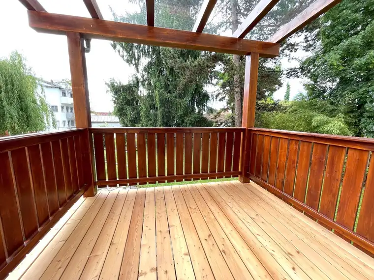 Stilvolle Wohnung mit großzügiger Holzterrasse und Blick ins Grüne