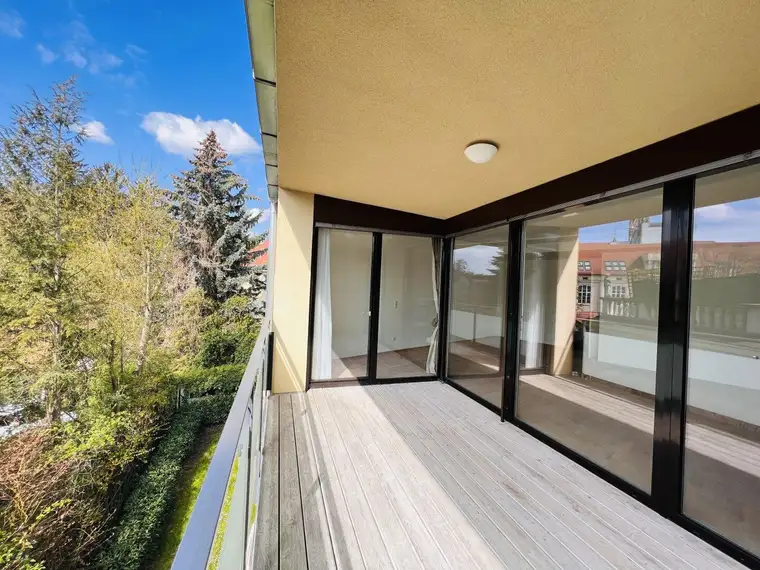 Luxuriöse 4-Zimmer-Wohnung mit traumhaften Balkon in bester Lage!