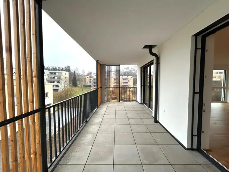 Traumhafte 4-Zimmer-Wohnung mit einem sehr großen, überdachten Balkon!