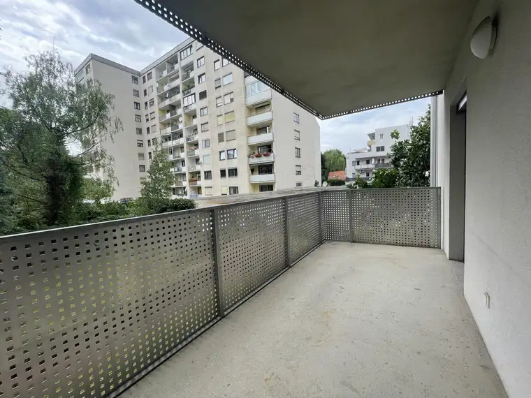 WG taugliche 2-Zimmer-Wohnung mit großem Balkon in zentraler Lage!
