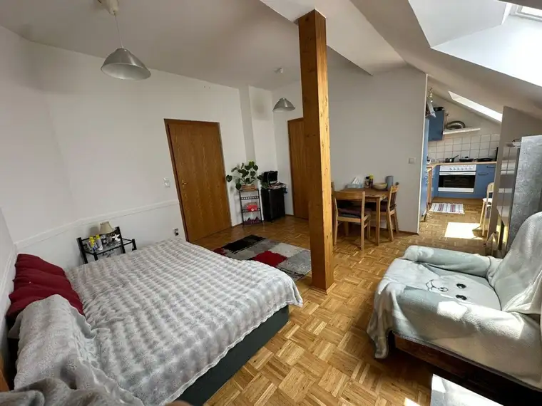 Zentral gelegene 2-Zimmer-Dachgeschoßwohnung mit besonderem Flair