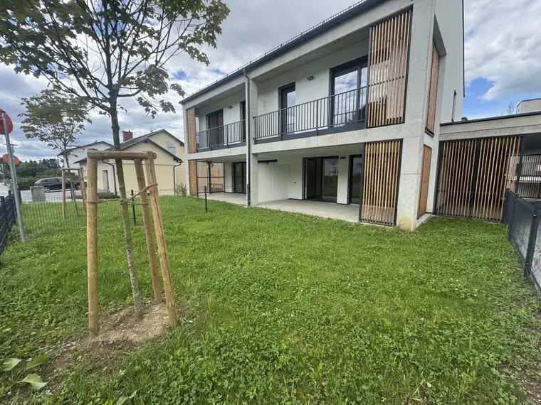 Hochwertiges 4 Zimmerwohnung mit Eigengarten!