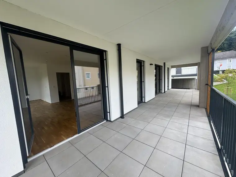 Familienfreundliche 4 Zimmerwohnung mit sehr großer überdachter Terrasse.