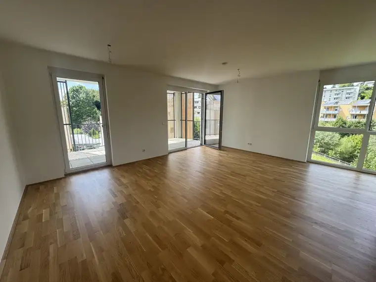 Helle 4-Zimmer-Wohnung mit sehr großer überdachter Terrasse