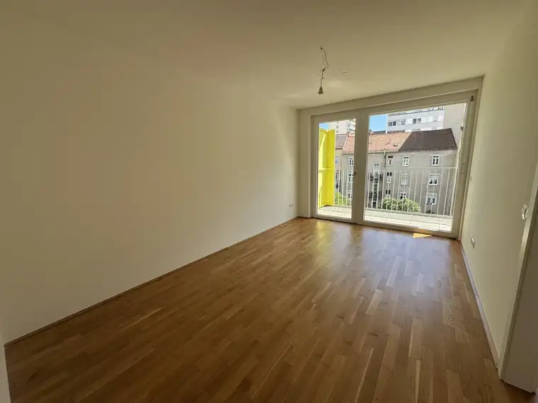 Günstige 2 Zimmerwohnung mit ruhigem Balkon in en Innenhof! Unbefristet!